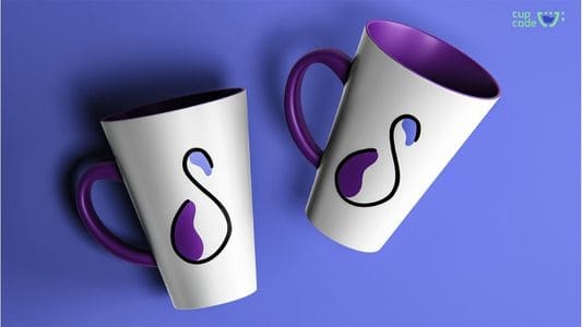 Canecas personalizadas da Satoife, com uma apresentando o logotipo completo da empresa sobre fundo branco e a outra ostentando o ícone gráfico da marca sobre roxo, simbolizando a abordagem sofisticada da agência de recrutamento internacional.

                