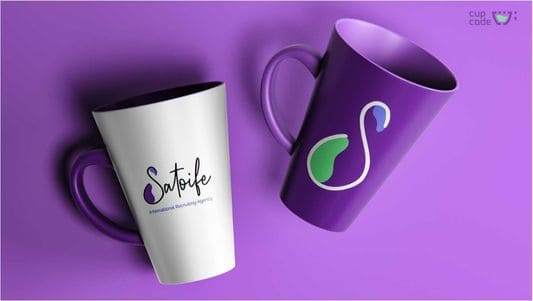 Imagem de caneca personalizada da Satoife com o logotipo da empresa.