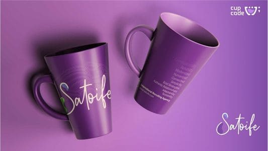 Canecas promocionais da Satoife em roxo vibrante, uma destacando o logotipo da empresa em branco com elegantes linhas onduladas e a outra listando as áreas de especialização da empresa, representando a marca em brindes corporativos.

                