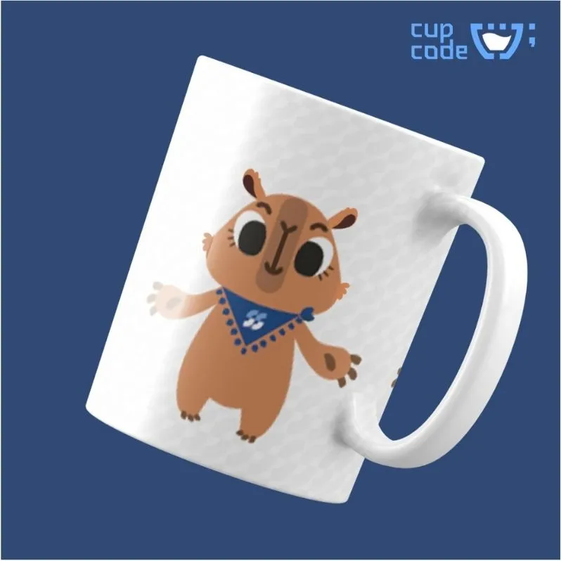 Caneca personalizada exibindo Stella, a capivara mascote da Santa Sé Imóveis, com um lenço azul estampado com o logotipo da empresa, sobre um fundo decorado discretamente com o mesmo ícone.