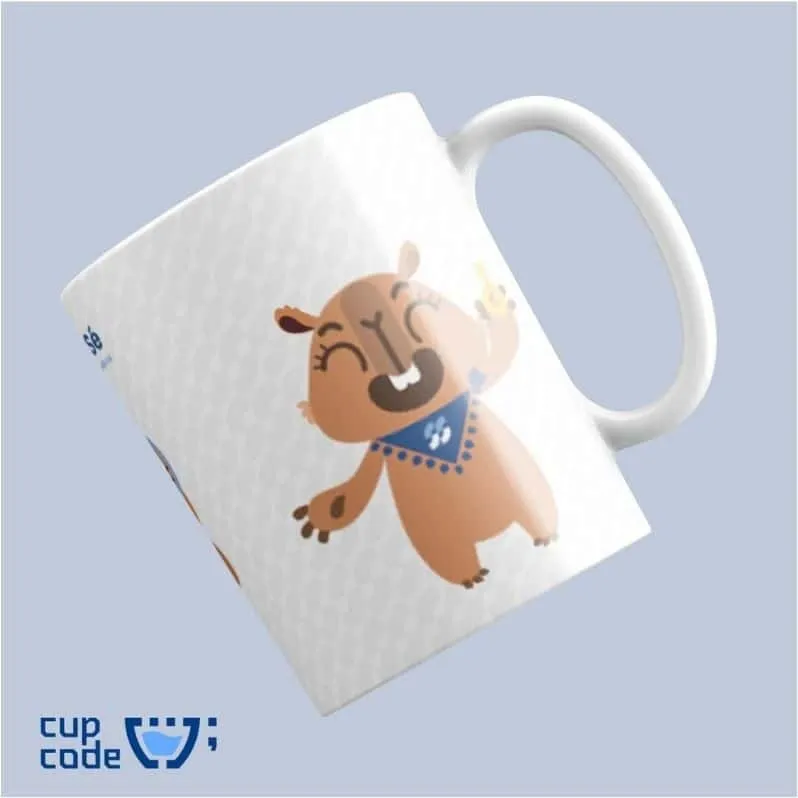 Caneca da Santa Sé Imóveis com a mascote Stella, a capivara está sorrindo e segurando uma chave dourada, sobre um fundo com padrão sutil de ícones da empresa.