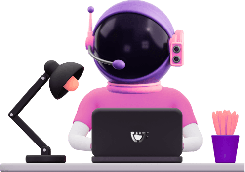 Um astronauta da Cupcode com camiseta rosa e capacete com microfone roxo e rosa, com visor preto, esta sentado, mexendo em um computador notebook com o logo da Cupcode, um vaso de planta e um abajur preto com lampada visível.