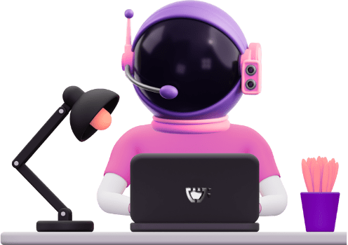 Um astronauta da Cupcode com camiseta rosa e capacete com microfone roxo e rosa, com visor preto, esta sentado, mexendo em um computador notebook com o logo da Cupcode, um vaso de planta e um abajur preto com lâmpada visível.