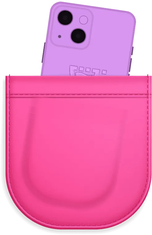 Animação 3D de um bolso (de calça) rosa com um celular de última geração dentro com a parte de cima, onde aparece as câmeras, para fora do bolso, da para ver o logotipo da Cupcode atrás do celular.