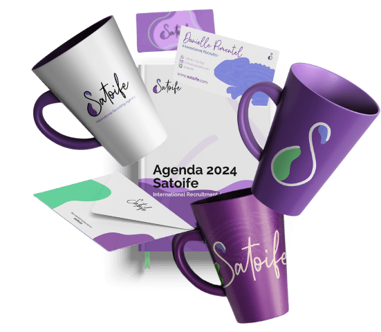 Kit de papelaria personalizado da Satoife, incluindo canecas, cartões de visita e outros itens.