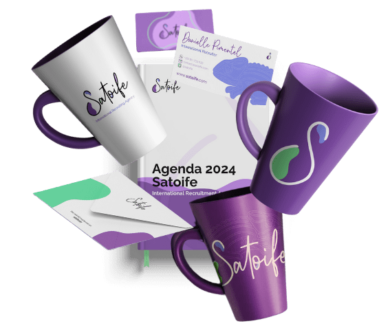 Kit de papelaria personalizada da Satoife apresentando canecas, cartões de visita e agenda para 2024 com identidade visual da marca, evidenciando o logotipo elegante em cores branco e lilás sobre fundos contrastantes, refletindo o profissionalismo e a abordagem internacional da empresa no recrutamento.

              