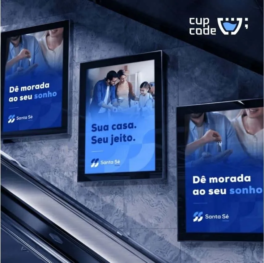 Banners publicitários da Santa Sé Imóveis exibidos em um cenário de escada rolante, com mensagens 'Dê morada ao seu sonho' e 'Sua casa. Seu jeito.', promovendo os serviços personalizados de moradia.

                