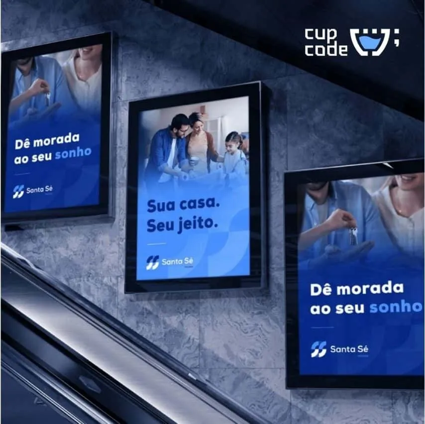 Banners publicitários da Santa Sé Imóveis exibidos em um cenário de escada rolante, com mensagens