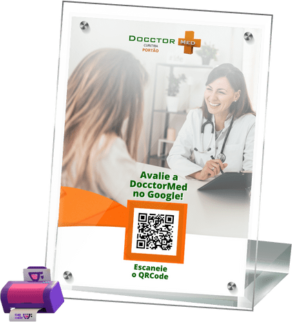 Um crachá da docctor med com uma impressora abaixo com a logo da cupcode