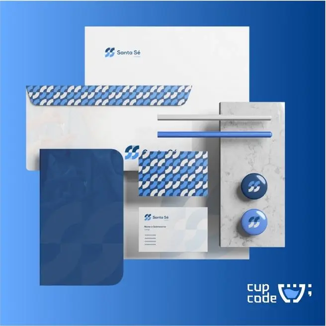 Conjunto de papel timbrado e envelopes da Santa Sé Imóveis exibindo o logotipo e o padrão de marca SS, refletindo a identidade corporativa profissional e a atenção aos detalhes em todos os materiais de escritório.