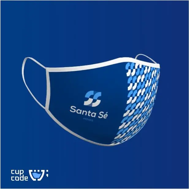 Máscara facial da Santa Sé Imóveis com o logo no canto esquerdo e o padrão de marca SS azul e branco cobrindo a lateral, combinando proteção com identidade visual da empresa.
