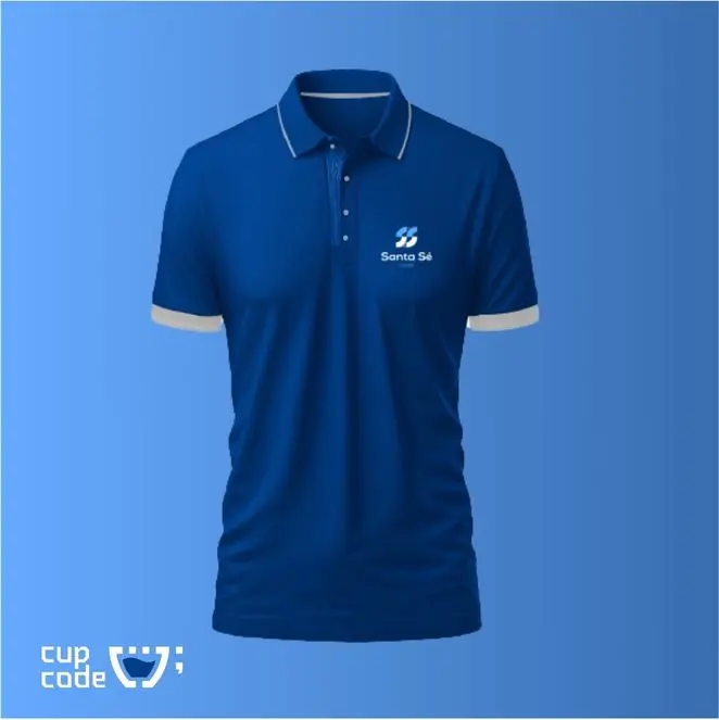 Camisa polo da Santa Sé Imóveis na cor azul-marinho com o logo da empresa bordado no peito, combinando estilo e profissionalismo para representar a marca no dia a dia.