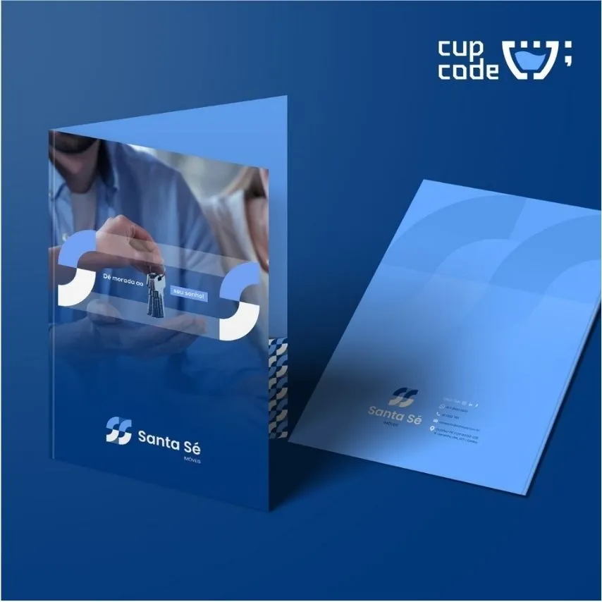 Pasta de apresentação da Santa Sé Imóveis com uma janela transparente na capa, através da qual se pode ver o cartão de visitas, e o padrão de marca SS decorando a parte inferior, ideal para entregar documentos de forma organizada e estilizada.