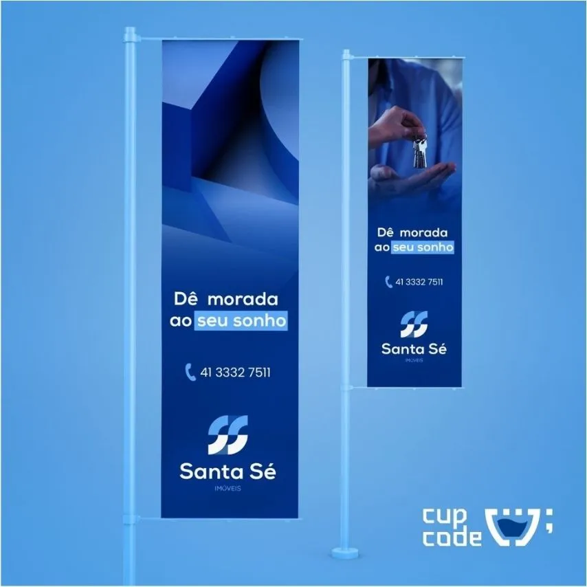 Bandeiras verticais da Santa Sé Imóveis ao lado de um poste, com o lema 