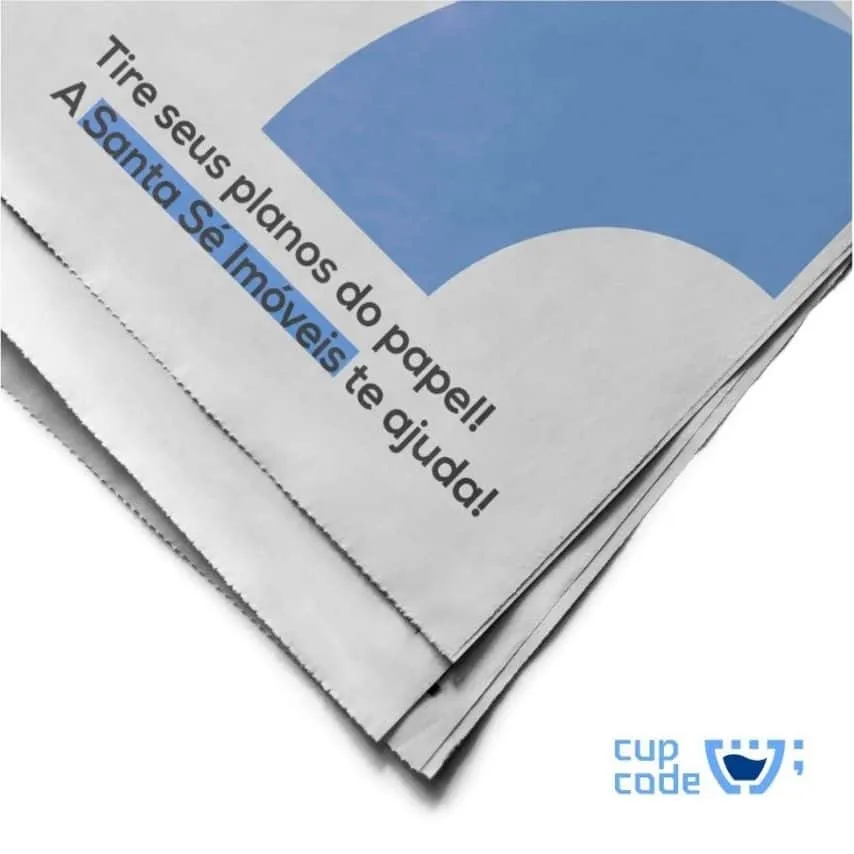 Jornal dobrado com uma mensagem promocional da Santa Sé Imóveis, 