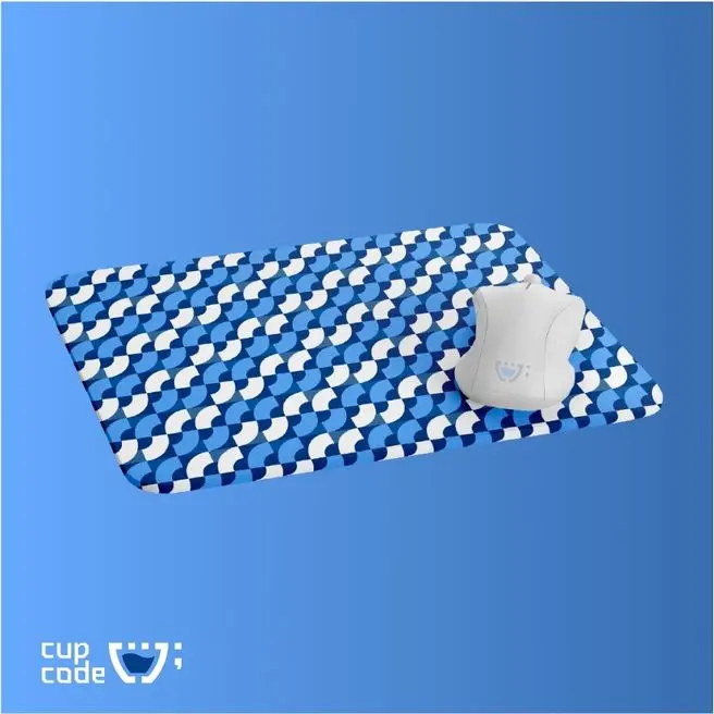 Mouse pad da Santa Sé Imóveis com o padrão SS azul e branco, oferecendo uma estética agradável e funcionalidade para o ambiente de trabalho.