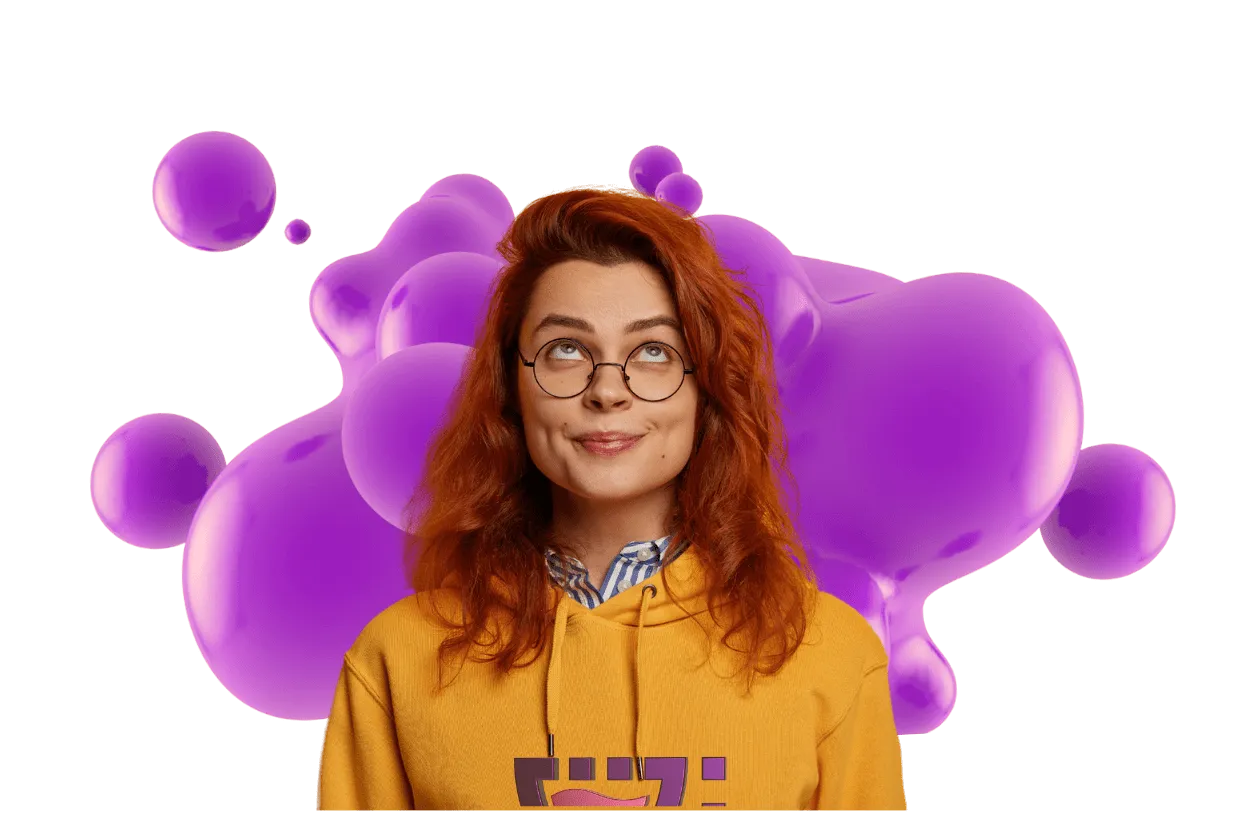 Uma mulher com uma blusa amarela com o logotipo da Cupcode na frente, feliz com o investimento que fez